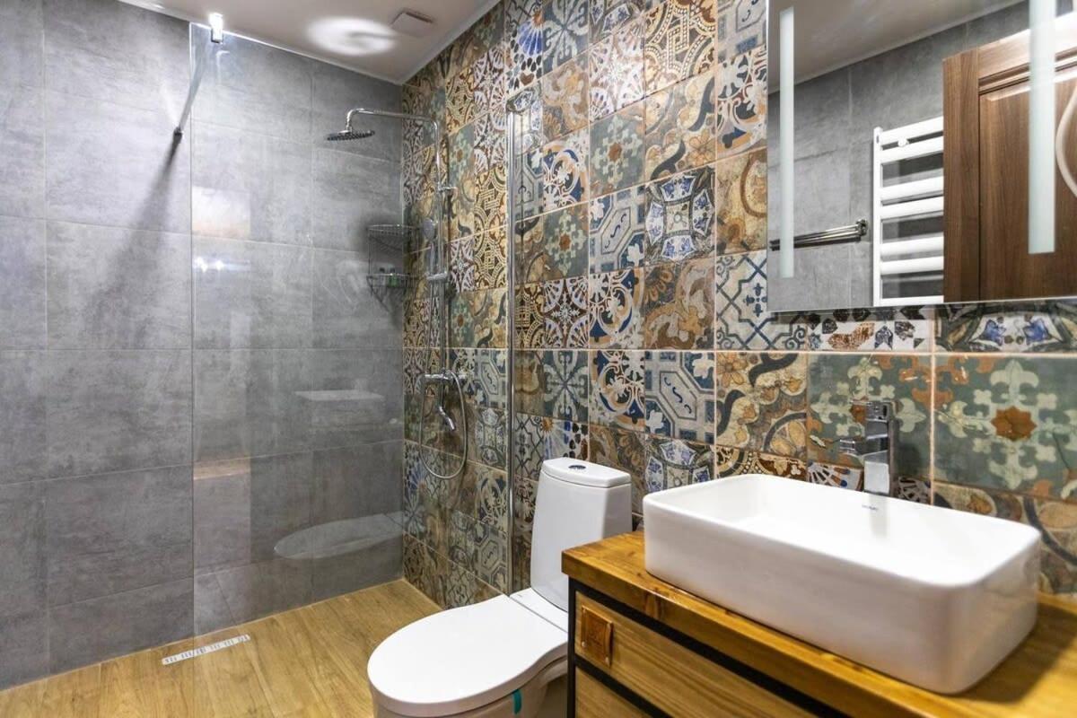 3Br Apt W Huge Terrace & Magnificent Views Tbilisi Exterior photo